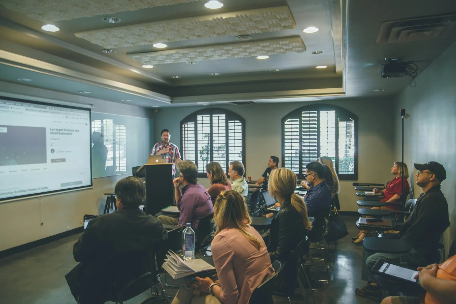 Participantes de um workshop trabalhando em grupo